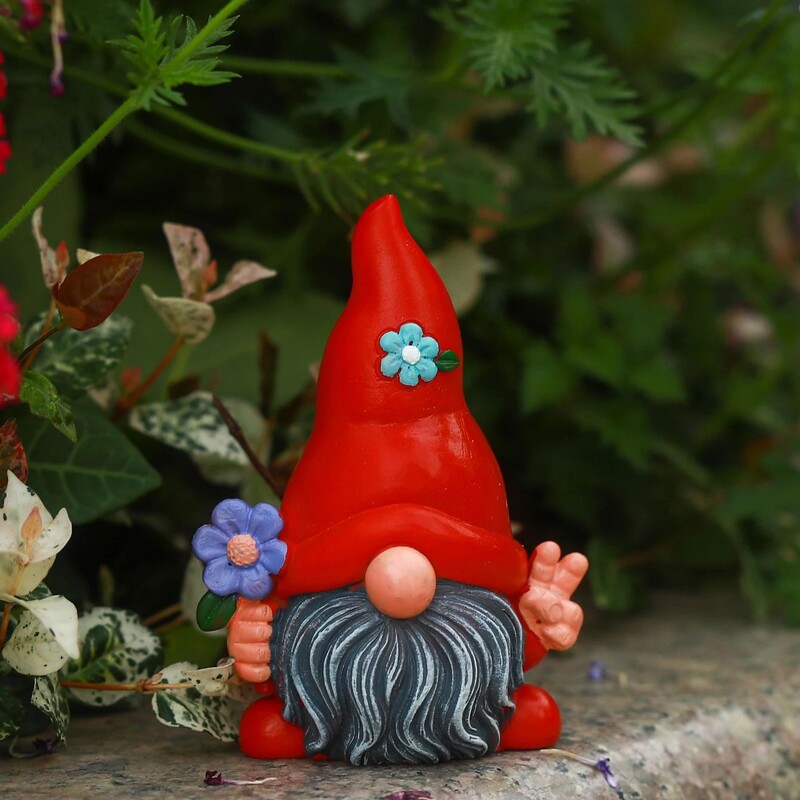 1db Arctalan törpebaba gyantadísz varázslatos kerti béketörpe virágot tartó kézműves sztereoszkópikus pixiszobor