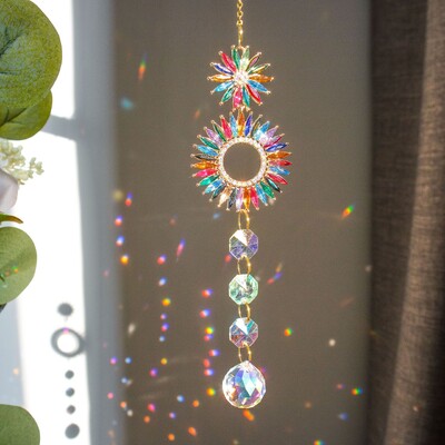Crystal Suncatcher piekaramās stikla prizmas logu pagalma dārza dekorēšanai Gaismas saules ķērēja istabas varavīksnes Atrapasol kulonu dekors