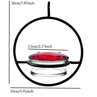 Piekarināmā kolibri barotava piesaista putnus āra kolibru barotavai ar sarkanu stikla bļodu āra dārza piemājas terases klājam