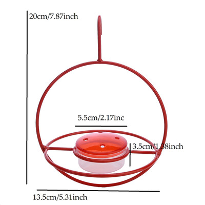 Piekarināmā kolibri barotava piesaista putnus āra kolibru barotavai ar sarkanu stikla bļodu āra dārza piemājas terases klājam