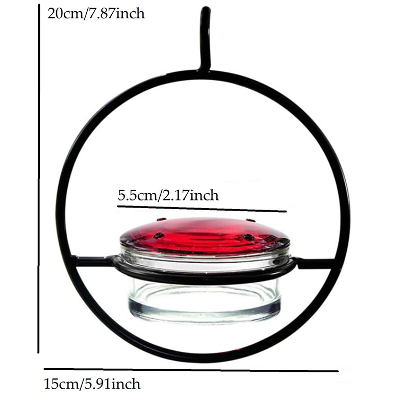 Piekarināmā kolibri barotava piesaista putnus āra kolibru barotavai ar sarkanu stikla bļodu āra dārza piemājas terases klājam