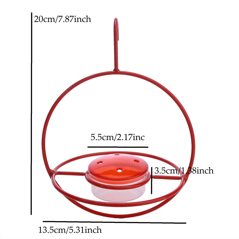 Piekarināmā kolibri barotava piesaista putnus āra kolibru barotavai ar sarkanu stikla bļodu āra dārza piemājas terases klājam