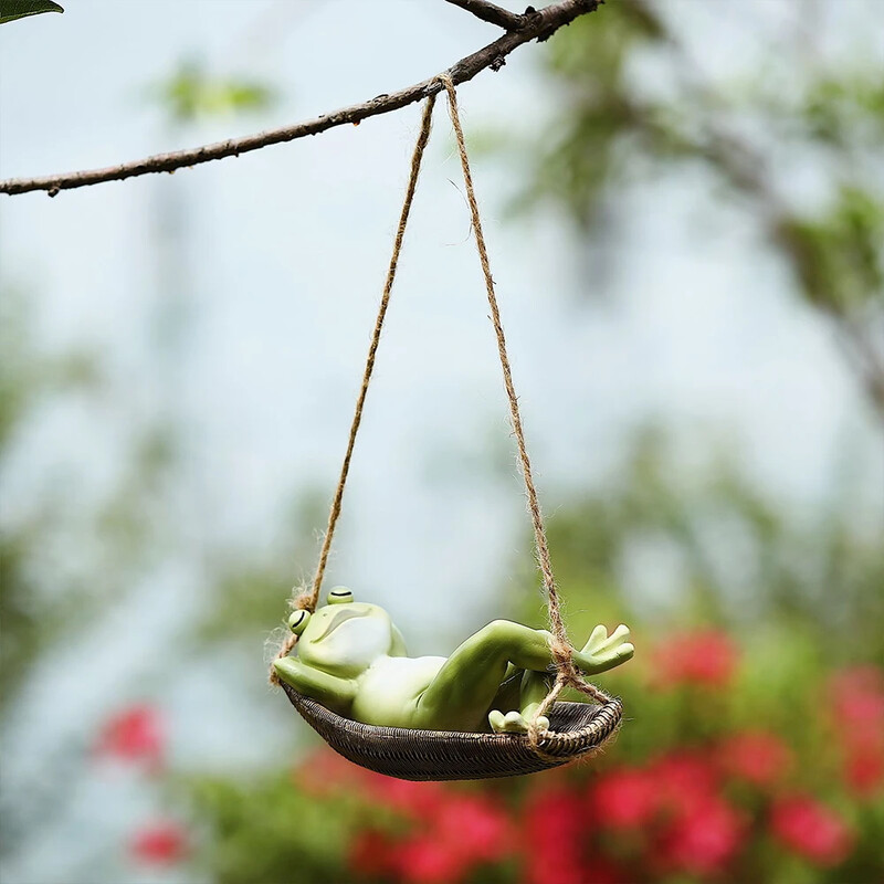 Juokingos kabančios miegančios varlės skulptūros sodo medžio dekoro figūrėlės Miniatiūrinės peizažas lauke kabantys sūpynės varlių statulos