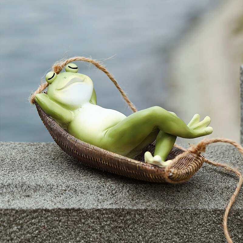 Juokingos kabančios miegančios varlės skulptūros sodo medžio dekoro figūrėlės Miniatiūrinės peizažas lauke kabantys sūpynės varlių statulos