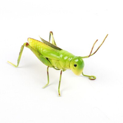 Miela metalinė skėrių skulptūra Skėriaus žiogo ornamentas lauko sienoje, sodo statulos