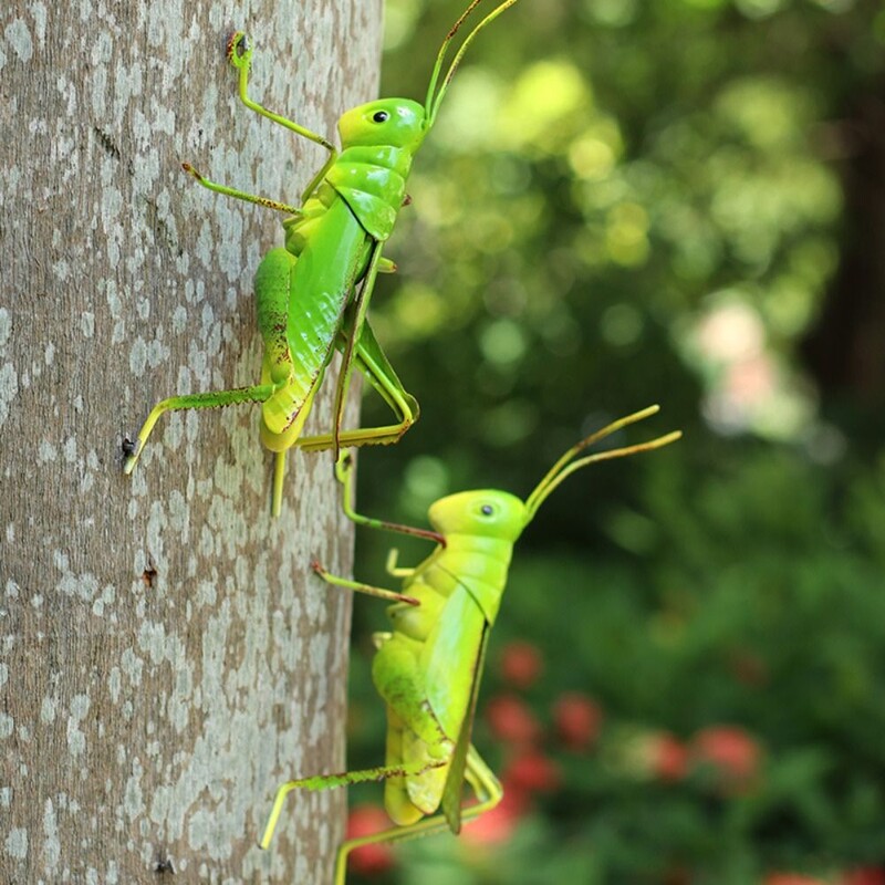 Miela metalinė skėrių skulptūra Skėriaus žiogo ornamentas lauko sienoje, sodo statulos