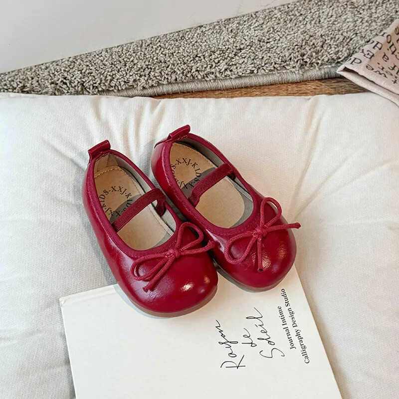 Proljetne i jesenske dječje male kožne cipele za djevojčice 2024. Modne jednostruke cipele za korejske djevojčice s mašnom i mekim potplatom protiv klizanja