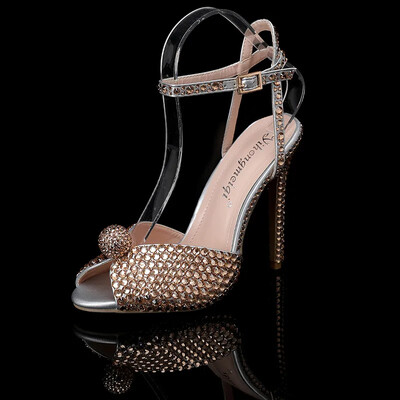 Modes augstas kvalitātes kāzu apavi sievietēm, pērles, kniedes Luksusa peep toe, balti augsti papēži, sprādzes dizainers, sievietes sandales 43 Zapatos