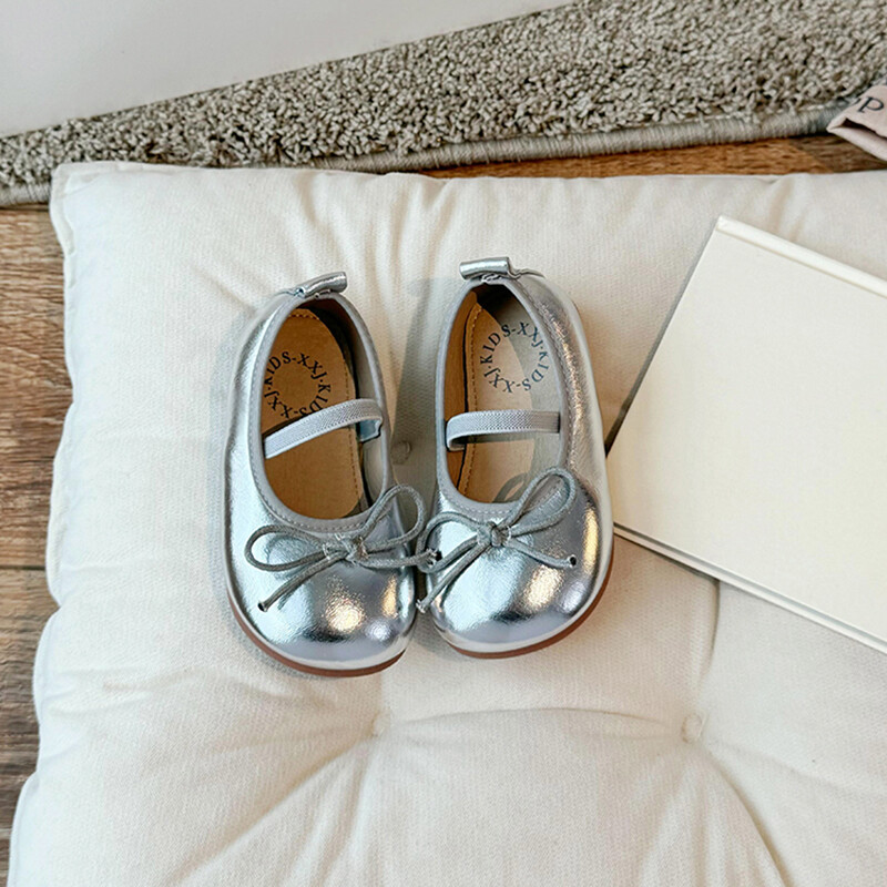 Dječje male kožne cipelice za djevojčice 2024, proljeće i jesen, modne jednostruke cipele za korejske djevojčice s mekim potplatom i mašnom protiv klizanja
