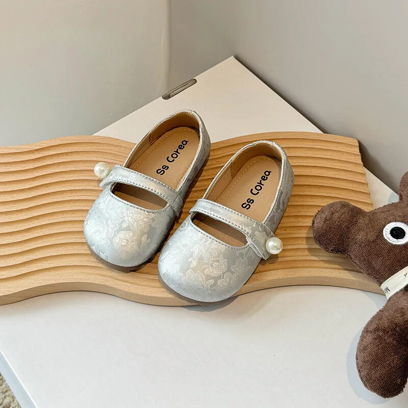 Jauni meiteņu reljefi ziedu mazi ādas apavi Mazi bērni mazuļu princešu apavi rudens modeļi Bēšs zaļš sudraba apavi meitenēm H07295