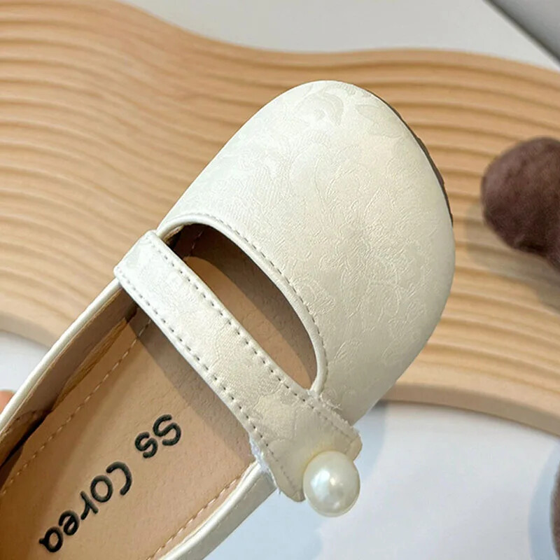 Jauni meiteņu reljefi ziedu mazi ādas apavi Mazi bērni mazuļu princešu apavi rudens modeļi Bēšs zaļš sudraba apavi meitenēm H07295