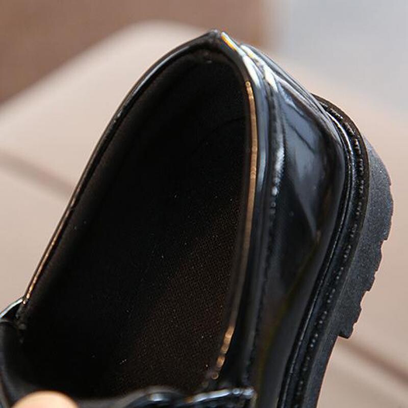 Jaunas lakādas lakādas apavi meitenēm