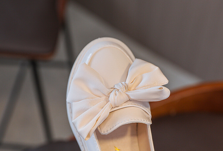 Κοριτσίστικα παπούτσια Princess 2022 Νέα δερμάτινα παπούτσια με φιόγκο βρετανικού στυλ Μαλακή σόλα Παιδικά flats Καλοκαιρινό μαθητή Γλυκό χαριτωμένο