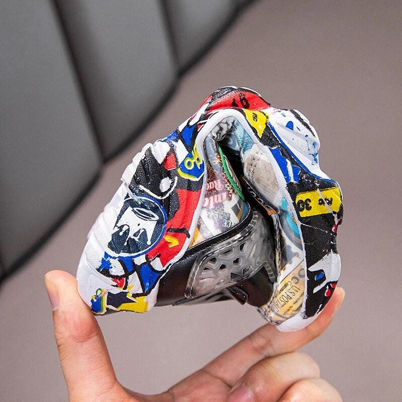 Izmērs 26-36 Bērni Sporta kedas meitenēm Kid Karikatūra Graffiti Pattern Ikdienas apavi zēniem Basketbola apavi chaussures de sport