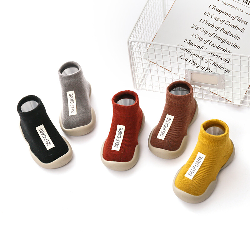 Unisex beebijalatsid Esimesed jalanõud Beebikõnnid Väikelapse esimene jalutaja Beebitüdruk Lapsed Pehme kummitald Beebikingad Kootud papud libisemisvastased