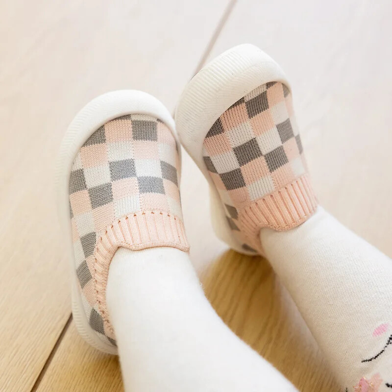 2024. gada pavasaris, jauni uzvelkami mazuļu apavi, pirmie staigātāji, zēni, meitenes, rudens, neslīdoši klasiski rūtaini sporta apavi