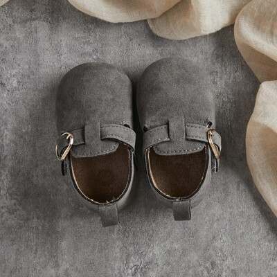 Modes Jauni Baby Flats Apavi Mocasins Mīksta zole Neslīdoša First Walkers iekštelpu āra gumijas mazuļu apavi meitenēm zēniem