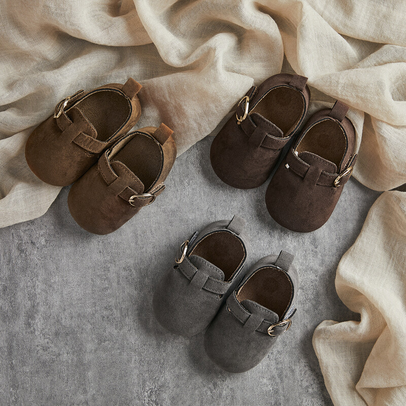 Modes Jauni Baby Flats Apavi Mocasins Mīksta zole Neslīdoša First Walkers iekštelpu āra gumijas mazuļu apavi meitenēm zēniem