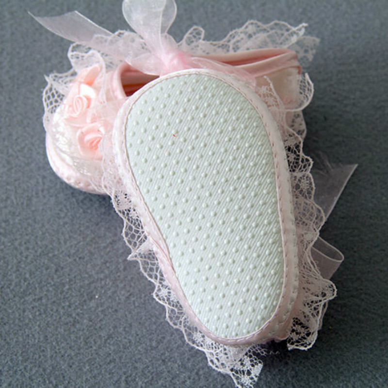 Újszülött hercegnő puha talpú első sétáló csecsemő lány csipkés csúszásgátló cipő buliba esküvőre, totyogó kiságy pamut előjáró 0-18M