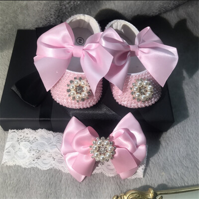 Dollbling ar rokām darinātas baltas pērles Bling Rhinestone bērnu gultiņas kurpes kristību apģērbs kāzu dzirksti organza kristības 0-3 m apavi