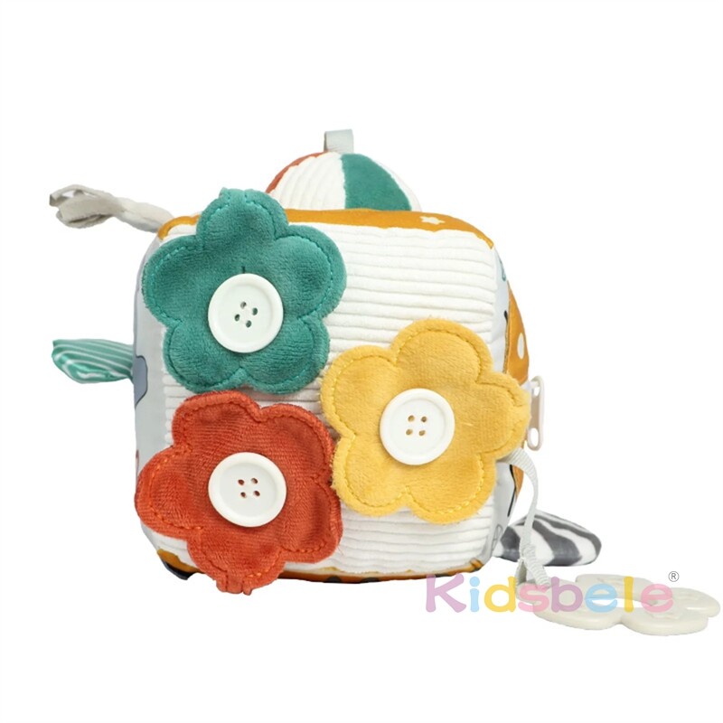 Kūdikio užimtas kubo sensorinių žaislų užsiėmimas mažiems vaikams, mokantis lavinančių žaislų, vystantis su veidrodžiu, minkštas kūdikis 0–3 m.