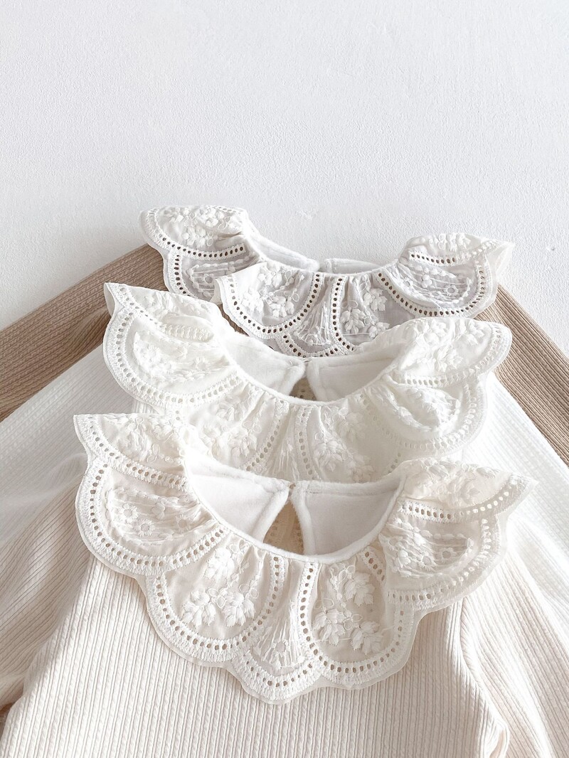 2025. gada pavasara korejiešu moderns mežģīņu apkakle ar vientuļām piedurknēm jaundzimušo meitenes T-krekls, mīksts elastīgs kokvilnas bērnu meitenes, pieskaņots saldais krekls