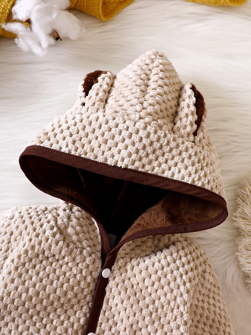 Pavasara un rudens sezonas meitenes un zēni ar kapuci ar garu piedurkņu pogām, modes mētelis un silts zīdainis