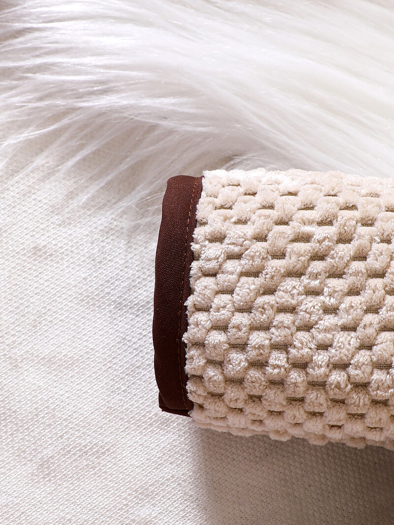 Pavasara un rudens sezonas meitenes un zēni ar kapuci ar garu piedurkņu pogām, modes mētelis un silts zīdainis