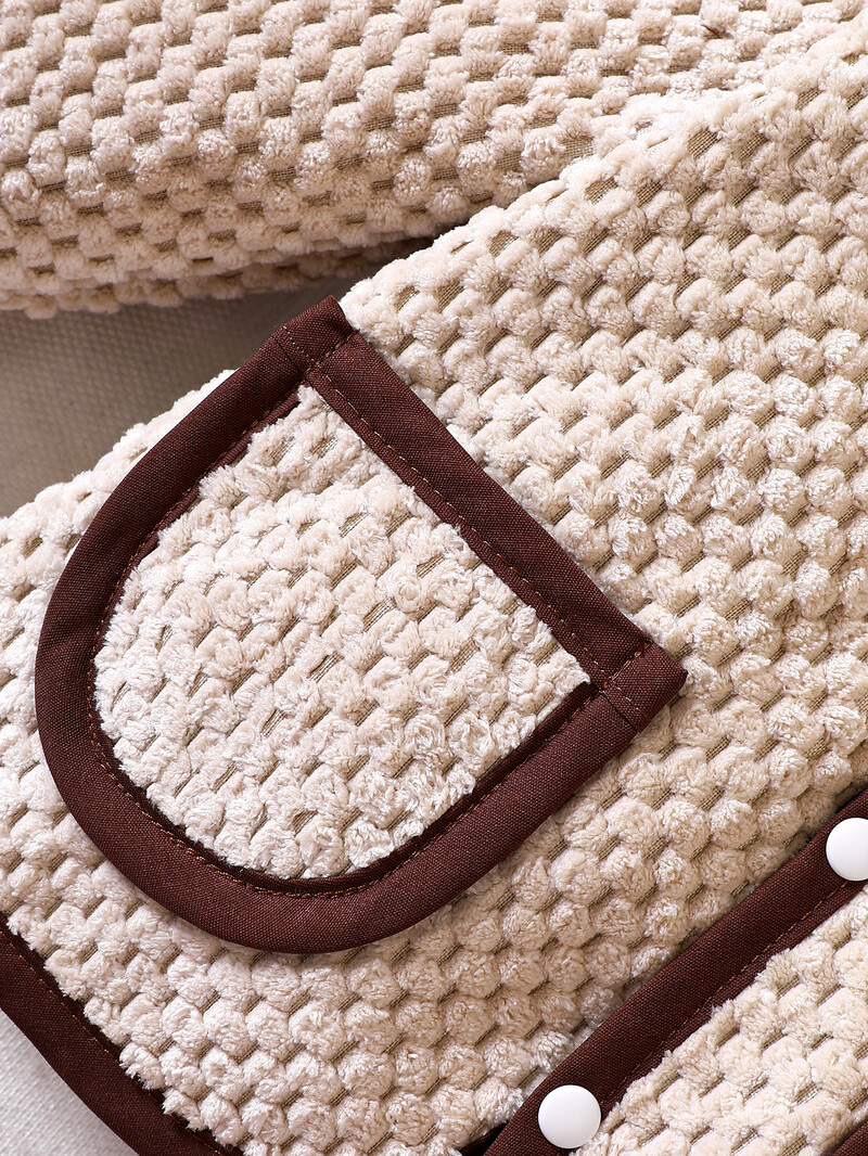 Pavasara un rudens sezonas meitenes un zēni ar kapuci ar garu piedurkņu pogām, modes mētelis un silts zīdainis