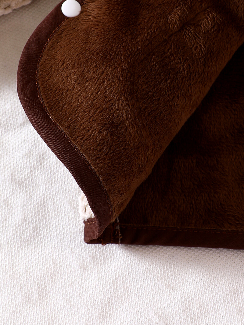 Pavasara un rudens sezonas meitenes un zēni ar kapuci ar garu piedurkņu pogām, modes mētelis un silts zīdainis