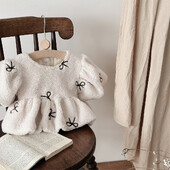 2025. gada ziema, jauni zīdaiņu pūtīšu piedurkņu jēra kašmira krekli, kā arī samta, biezi meiteņu loki, izšuvumi, silti topi, zīdaiņu apģērbi