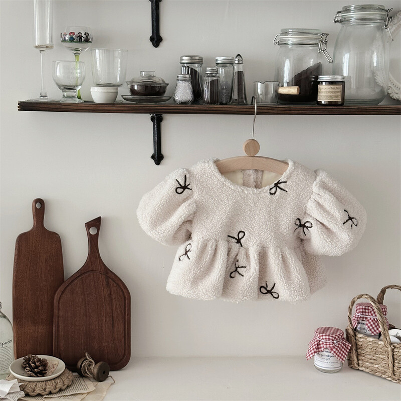 2025. gada ziema, jauni zīdaiņu pūtīšu piedurkņu jēra kašmira krekli, kā arī samta, biezi meiteņu loki, izšuvumi, silti topi, zīdaiņu apģērbi