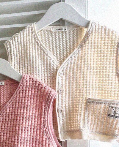 2025. gada pavasaris, jauns, zīdaiņu bezpiedurkņu veste, zīdaiņu zēns, meitene, vafeļu jaka, mētelis, mazs, ikdienišķa veste, bērnu kabatas augšdaļas jaka