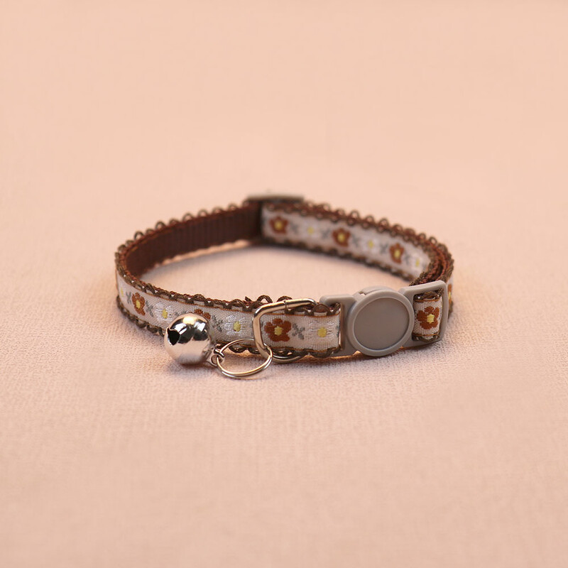 Ar rokām adāma ziedu apkakle ar zvaniņu krāsains retro stila kaķa kaklasiksna, regulējama drošības kaklarota kucēna kaķa aksesuāriem