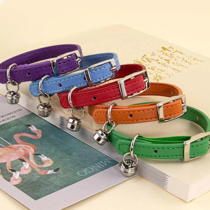 Mīksta PU ādas kaķa kaklasiksna ar zvana drošību pret nosmakšanu kaklasiksnas kaķiem kaķēnu mājdzīvnieku kucēnu kaklarota regulējama XS S sarkana