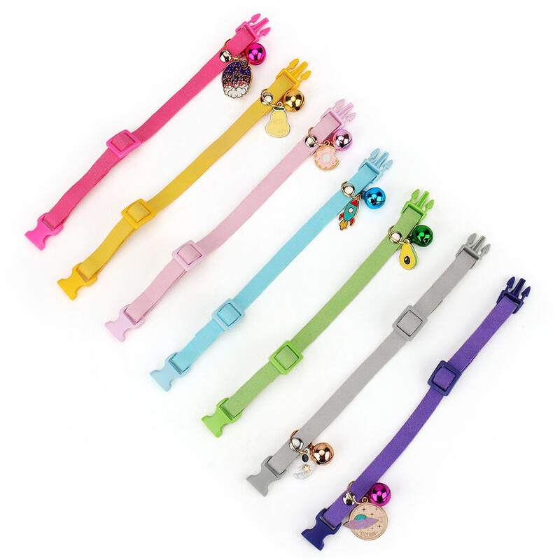 Zamšādas jauka kaķa kaklasiksna, noņemama regulējama meitene zēnu mājdzīvnieku kaklasiksnas ar zvaniņu un metāla kulonu rotājumu kaķiem, kaķēnu kucēniem