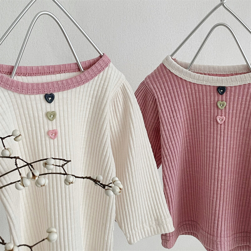 Pavasara un rudens drēbes zīdaiņu kontrastkrāsas rievotu krekls ar garām piedurknēm apakšu meitenēm ar trim mīlestības pogas topiņiem