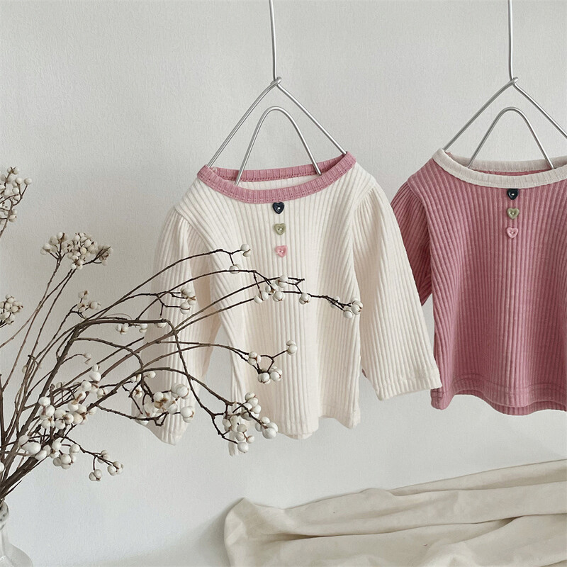 Pavasara un rudens drēbes zīdaiņu kontrastkrāsas rievotu krekls ar garām piedurknēm apakšu meitenēm ar trim mīlestības pogas topiņiem