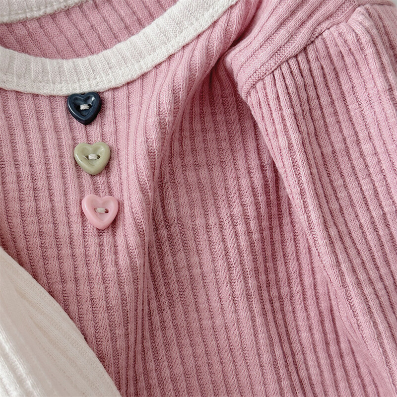 Pavasara un rudens drēbes zīdaiņu kontrastkrāsas rievotu krekls ar garām piedurknēm apakšu meitenēm ar trim mīlestības pogas topiņiem