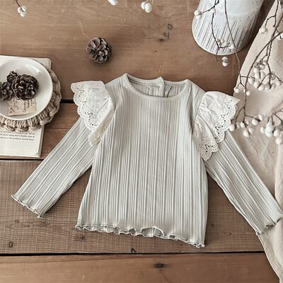 Meiteņu drēbes pavasara un rudens zīdaiņu princeses stila mežģīņu krekls ar garām piedurknēm apakšā.