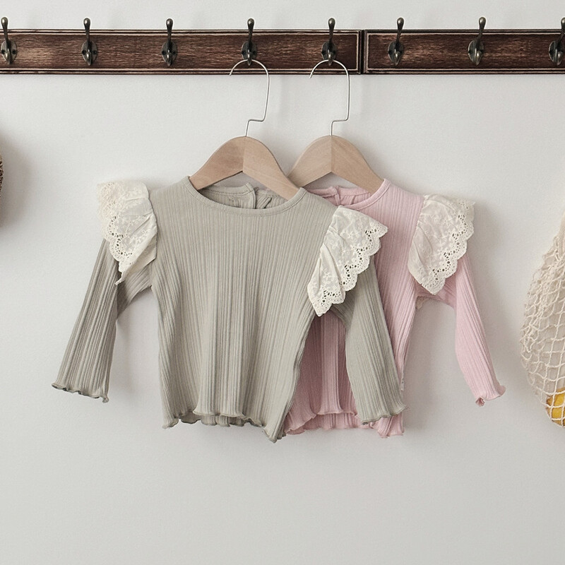 Meiteņu drēbes pavasara un rudens zīdaiņu princeses stila mežģīņu krekls ar garām piedurknēm apakšā.