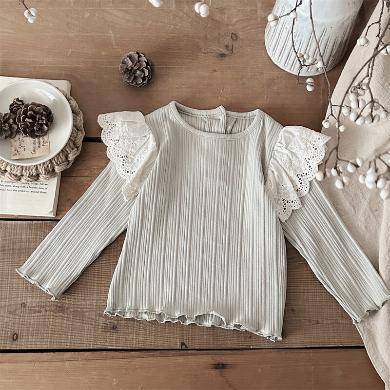 Meiteņu drēbes pavasara un rudens zīdaiņu princeses stila mežģīņu krekls ar garām piedurknēm apakšā.