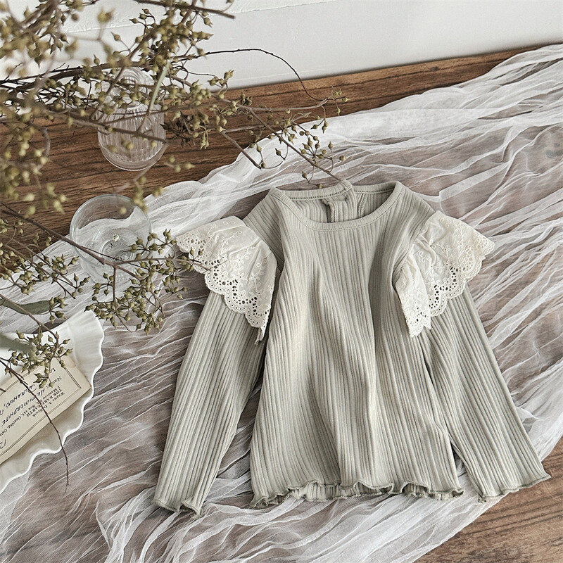 Meiteņu drēbes pavasara un rudens zīdaiņu princeses stila mežģīņu krekls ar garām piedurknēm apakšā.