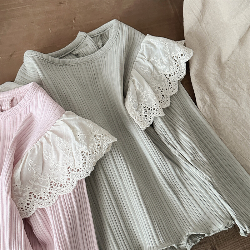 Meiteņu drēbes pavasara un rudens zīdaiņu princeses stila mežģīņu krekls ar garām piedurknēm apakšā.