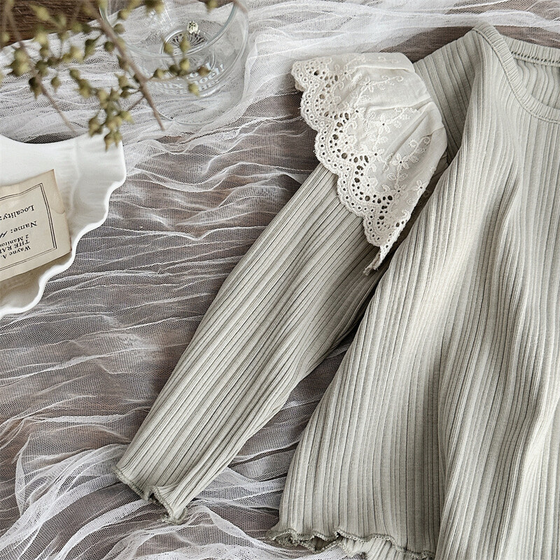 Meiteņu drēbes pavasara un rudens zīdaiņu princeses stila mežģīņu krekls ar garām piedurknēm apakšā.