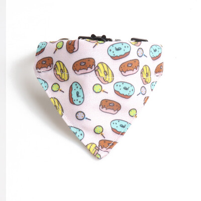 Väikese kassi kaelarihma turvalukk kellukesega kiirvabastusega vibusõlme kitsepaelad, isikupärastatud puuvilja-sõõrikukoogi muster