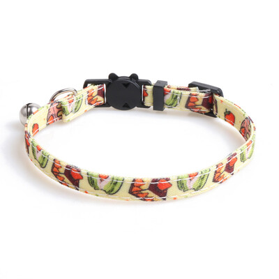 Väikese kassi kaelarihma turvalukk kellukesega kiirvabastusega vibusõlme kitsepaelad, isikupärastatud puuvilja-sõõrikukoogi muster