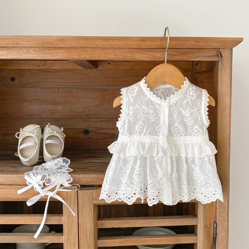 INS2023 Nyári Új termék Baba és kisgyermek lányoknak, édes hercegnős stílusú, hímzett üreges csipkeszegély ujjatlan kardigán felső