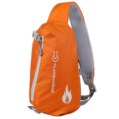 Crossbody Sling Bag Īpaši viegla ūdensnecaurlaidīga neilona plecu soma ar austiņu atveri, ideāls ceļojumu kompanjons