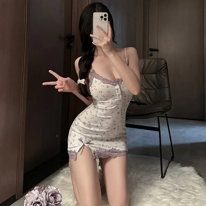 Seksualūs vyšnių skonio naktiniai marškiniai be rankovių, moteriška patalynė, maža krūtinė, nėriniais puošta miegui skirta vasaros atrakcija